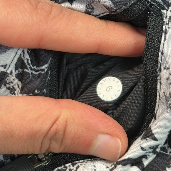 Lululemon Tracker Short V 4" Interlaced Alpine White Black / Black - Picture 5 of 6